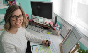 Lucía Vázquez, en su escritorio y lugar de trabajo en su domicilio, en Miño
