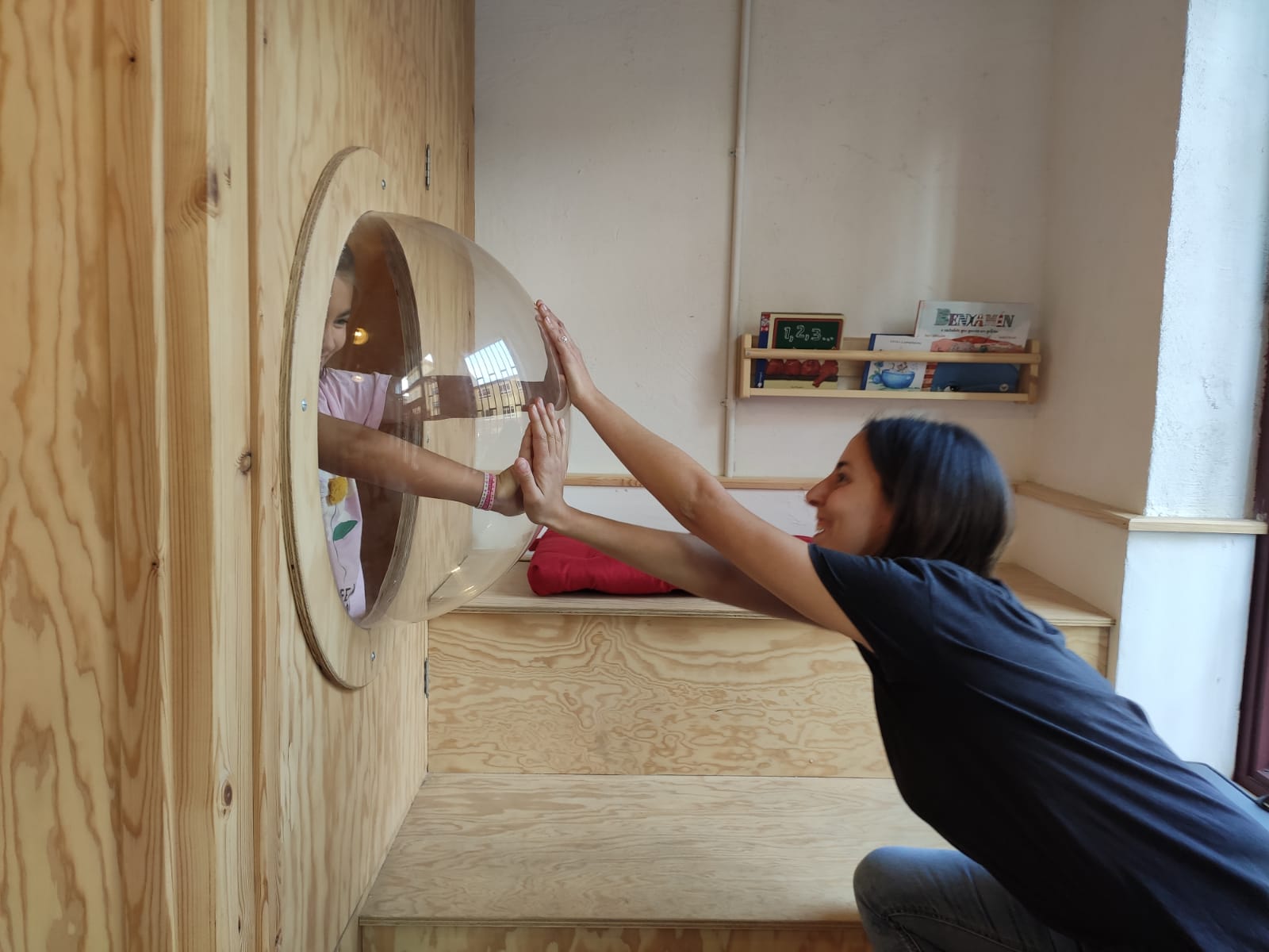 Alba, con el mueble de juego de Vagalume