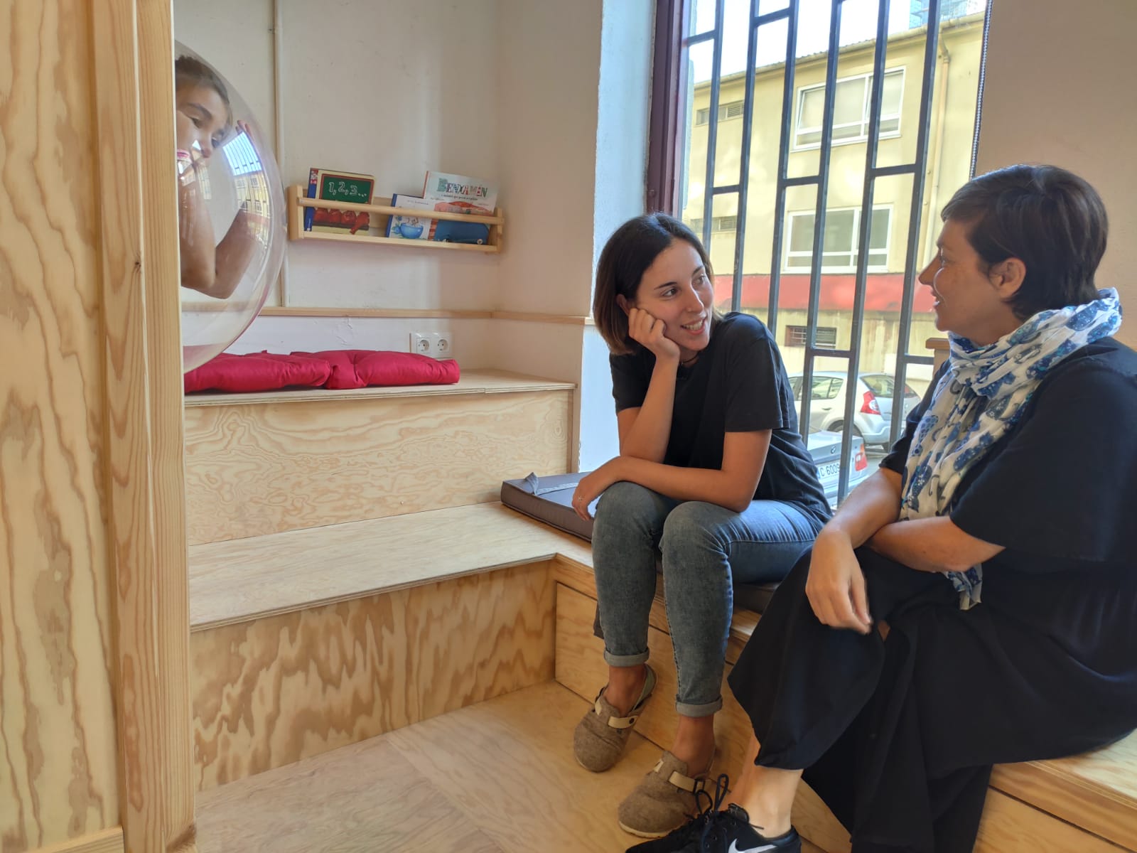 Alba, conversando con una clienta, en las instalaciones de Vagalume en A Coruña