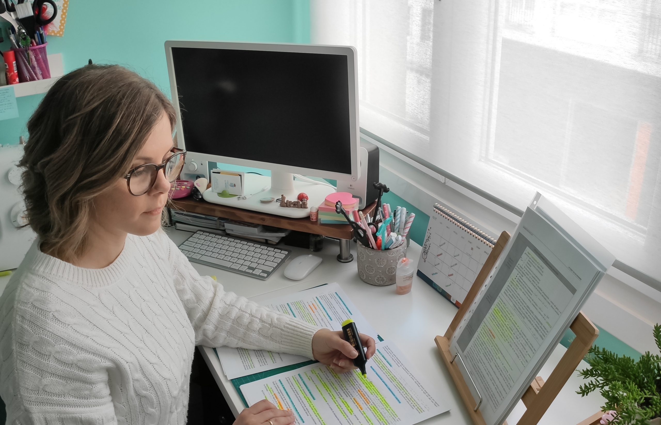 Lucía Vázquez, con sus apuntes, preparando las oposiciones a la UDC