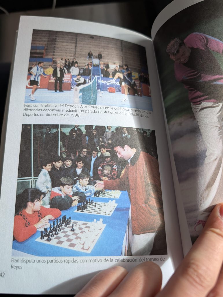 Fran, jugador del Dépor, jugando varias partidas simultáneas