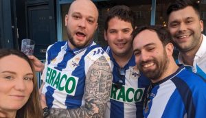 Xavi, en el centro de la imagen, con su tatuaje de la Torre de Hércules