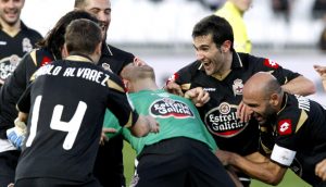 Aranzubia celebra con varios compañeros, entre ellos Manuel Pablo, el gol contra el Almería