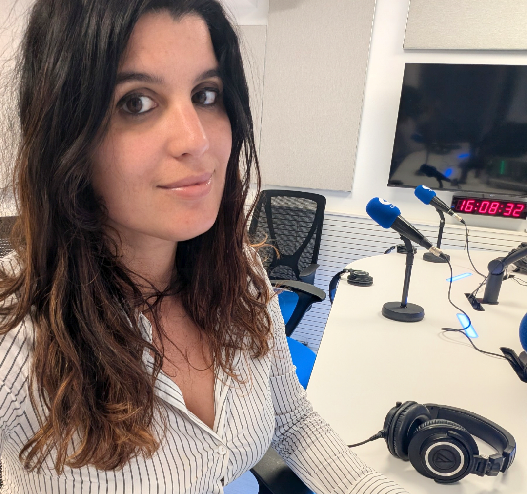 Zeltia Regueiro en el estudio de COPE en A Coruña